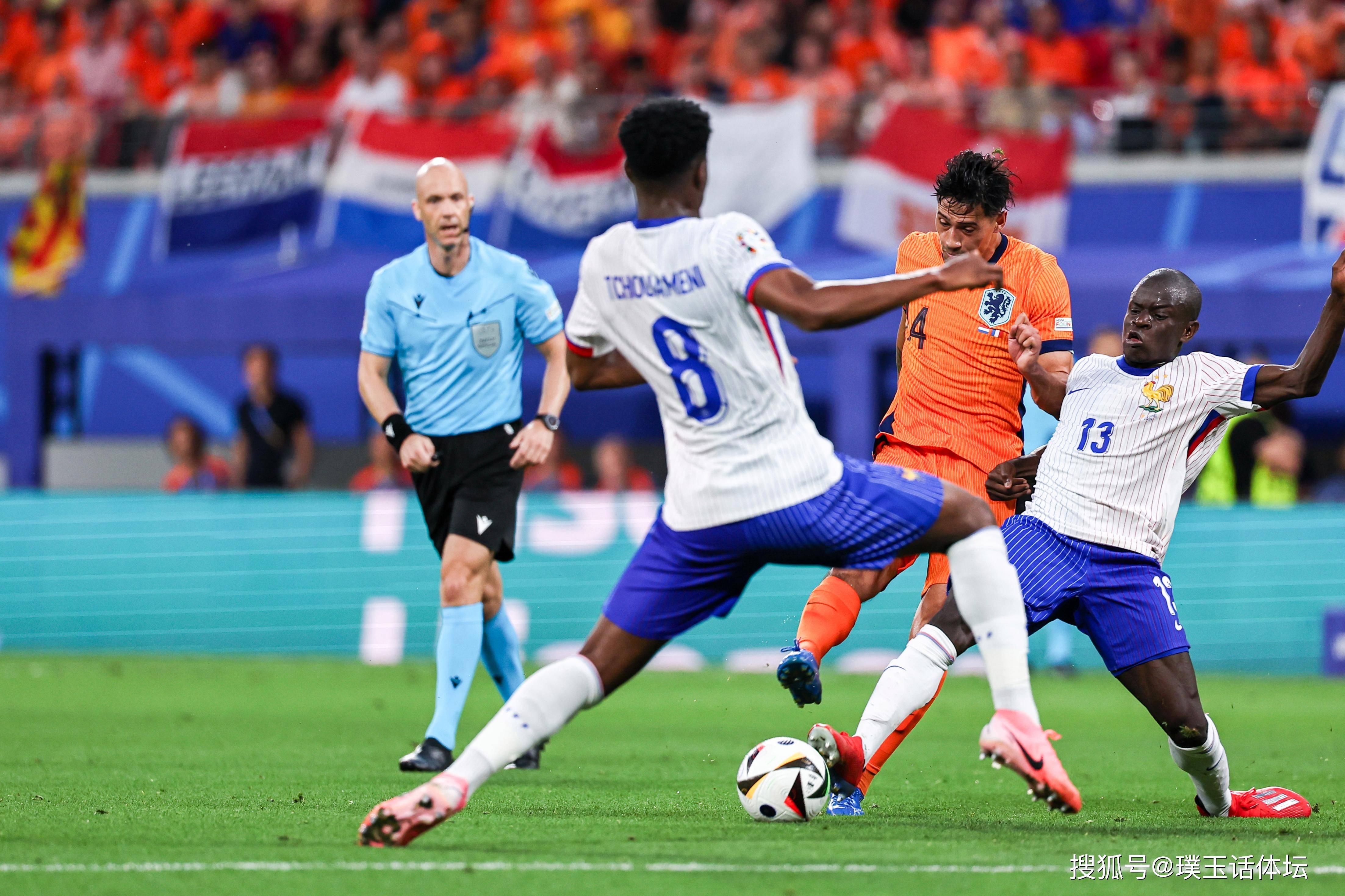 亚云体育官网-包含西亚卡姆连续五场比赛得分超过战术调整，法国队不断突破！观众掌声雷动的词条