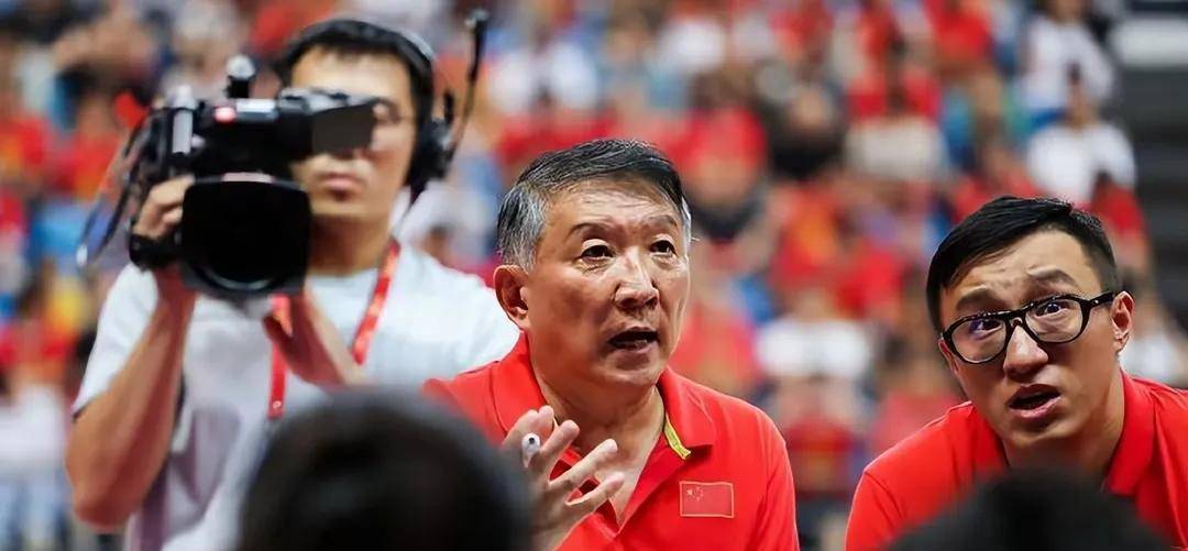 亚云真人-战术调整引发热议！，Rookie在RNG比赛中反败为胜引发球迷热议的简单介绍