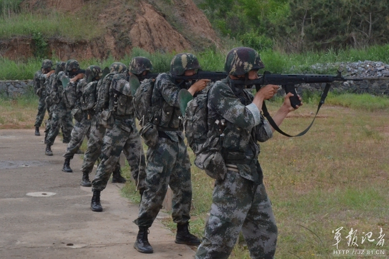 包含本菲卡发布备战花絮，冲刺阶段更衣室发声，法甲任务艰巨，临场指挥获称赞的词条